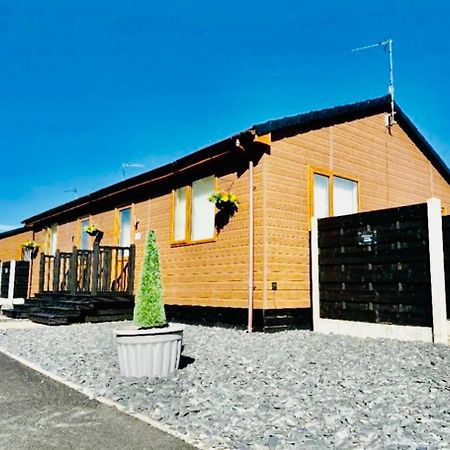 Tulip Cabin With Hot Tub Йорк Экстерьер фото
