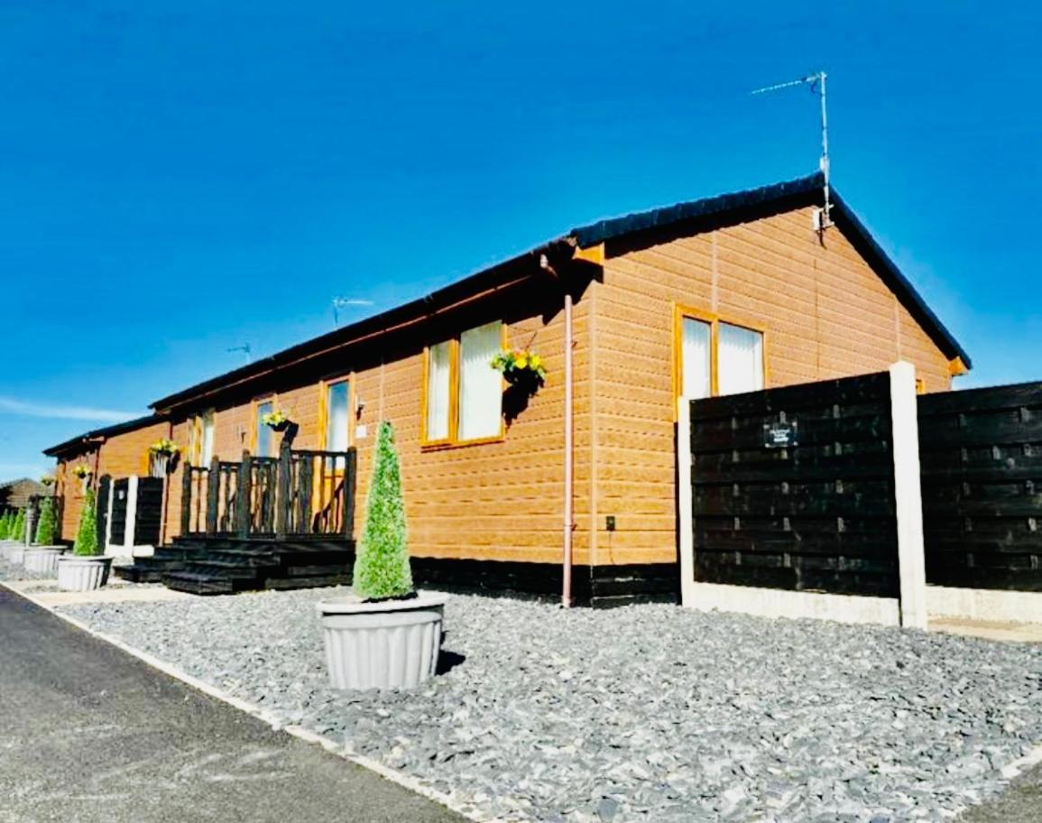 Tulip Cabin With Hot Tub Йорк Экстерьер фото